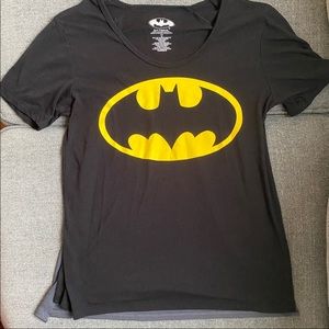 🦇 Batman Women’s Cape T-Shirt – Size M – Black & Yellow Hero Style!